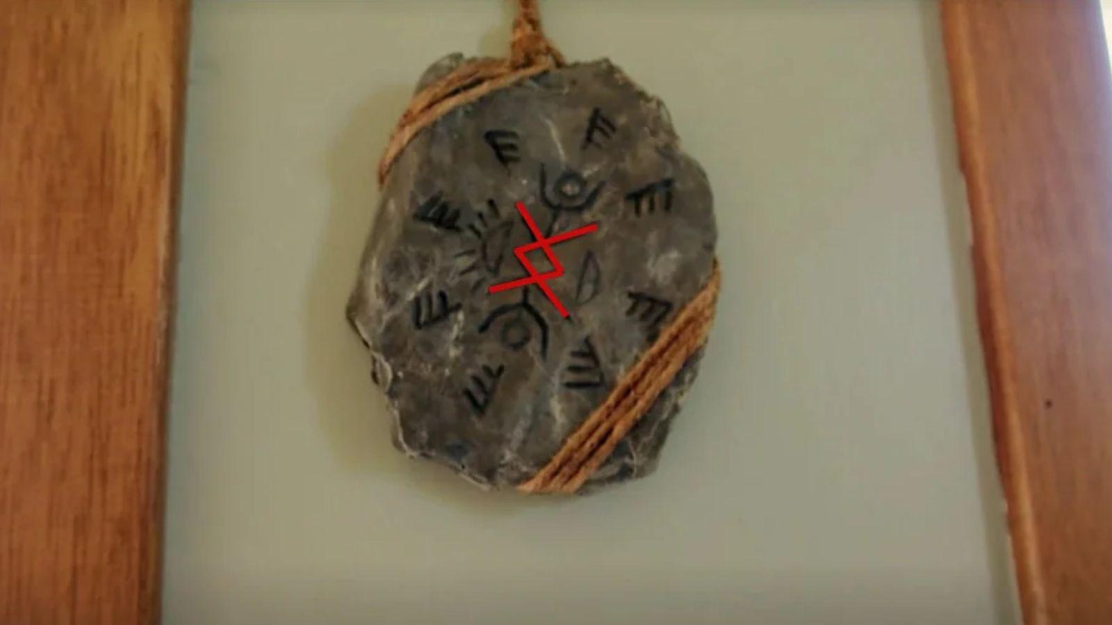 An image of a rune in From, with red markings overlaid to outline the ascribed rune.