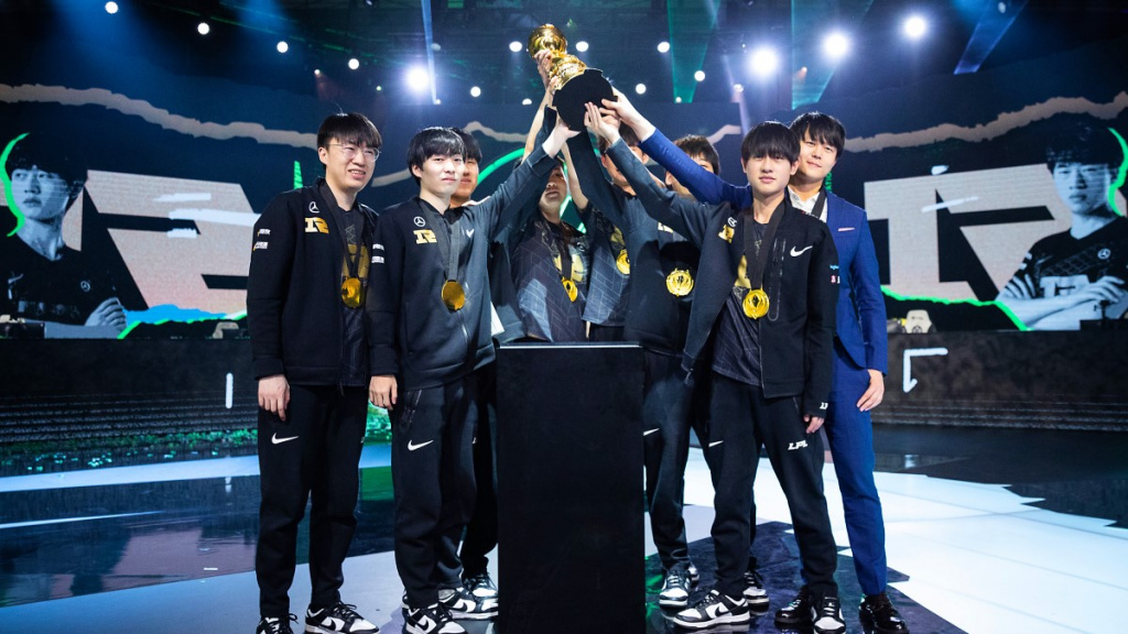T1 lifting the trophy after winning MSI 2022