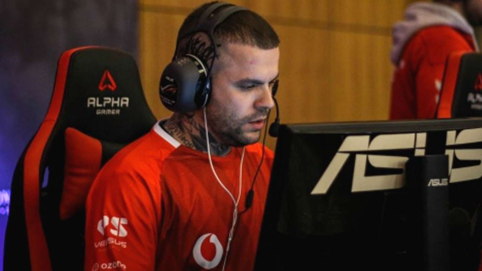 Fox playing CSGO for Vodafone Giants in red jersey
