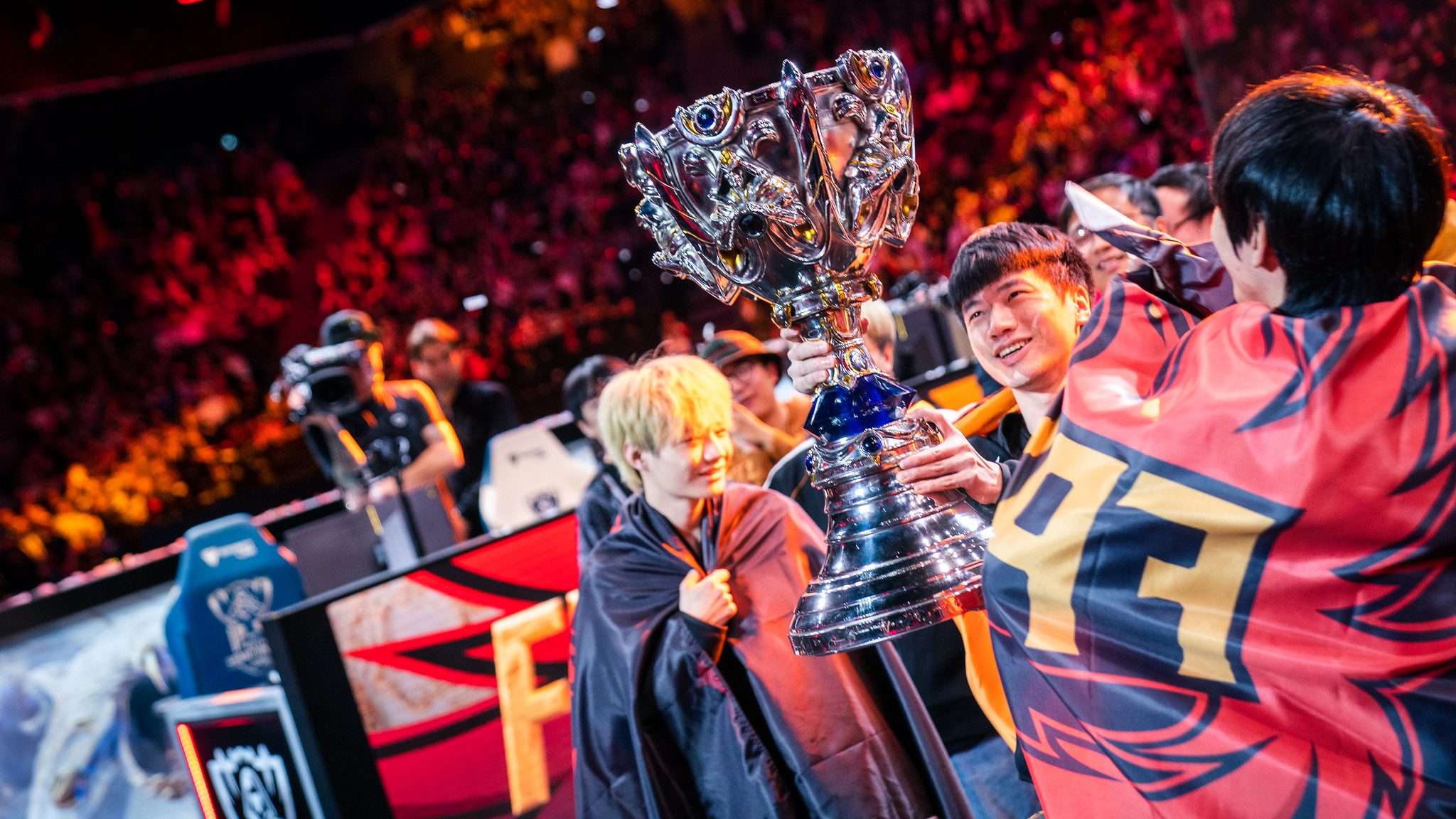 FPX lifting Summoner's Cup at Worlds 2020