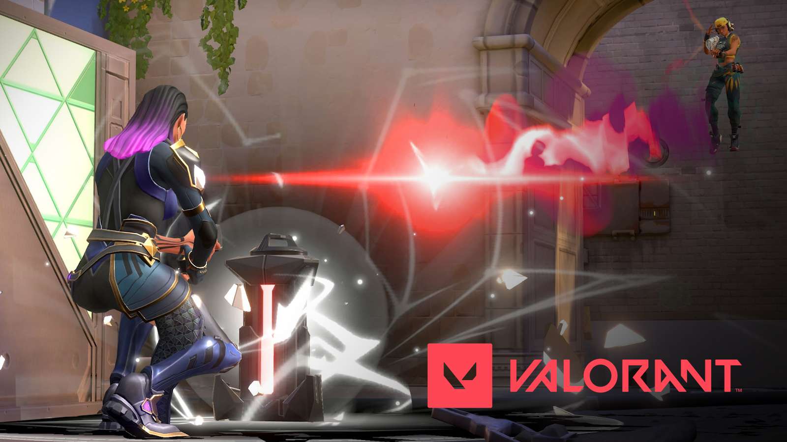 Reyna defusing Spike with Raze shooting Showstopper in Valorant.