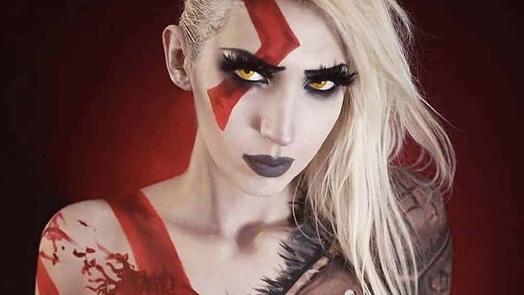 Body painter intraventus in a God of War cosplay