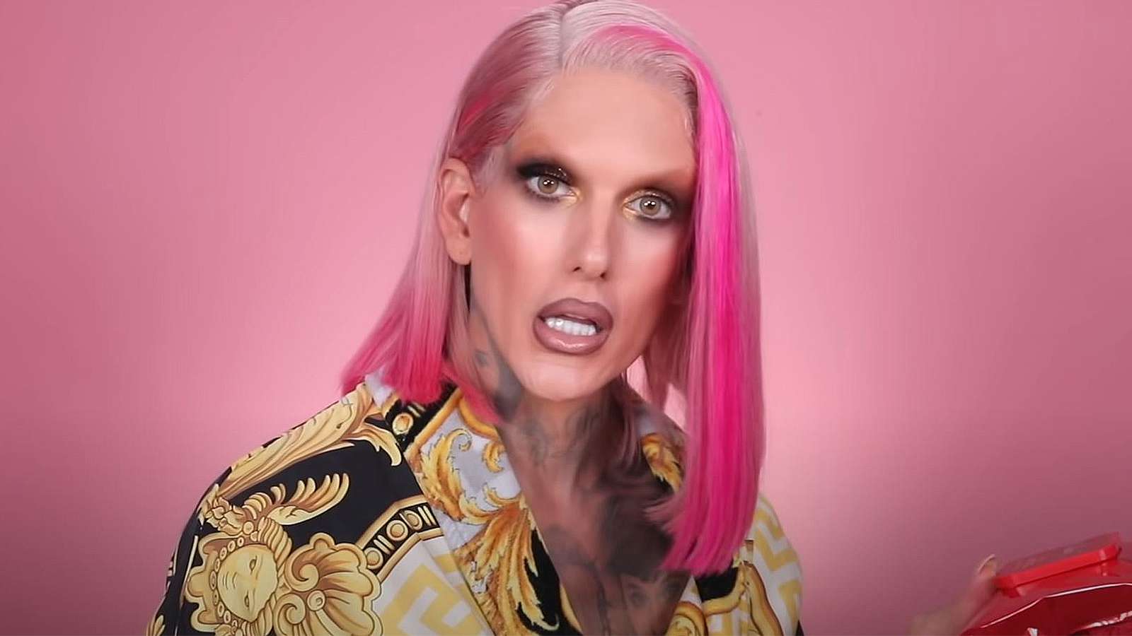 Jeffree Star tests out new makeup wipes for his audience.