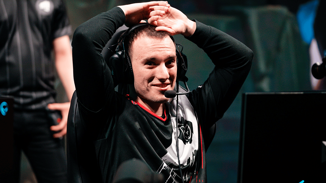 Perkz putting his hands on head at LEC