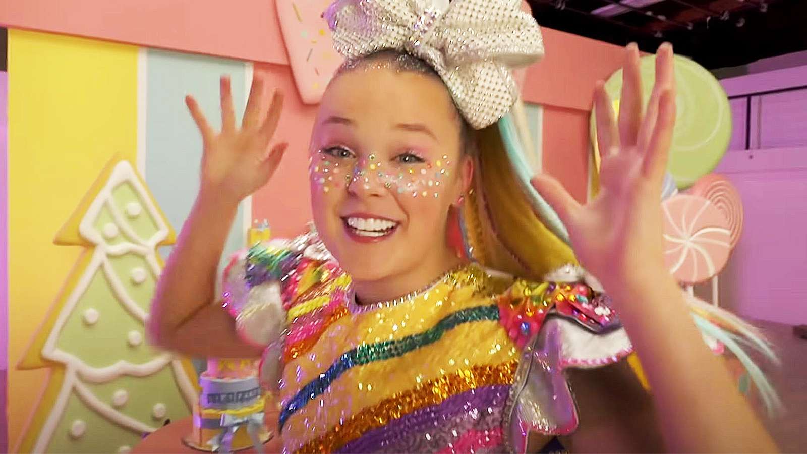 JoJo Siwa shares first photos with new girlfriend: “Happiest I've ever  been” - Dexerto