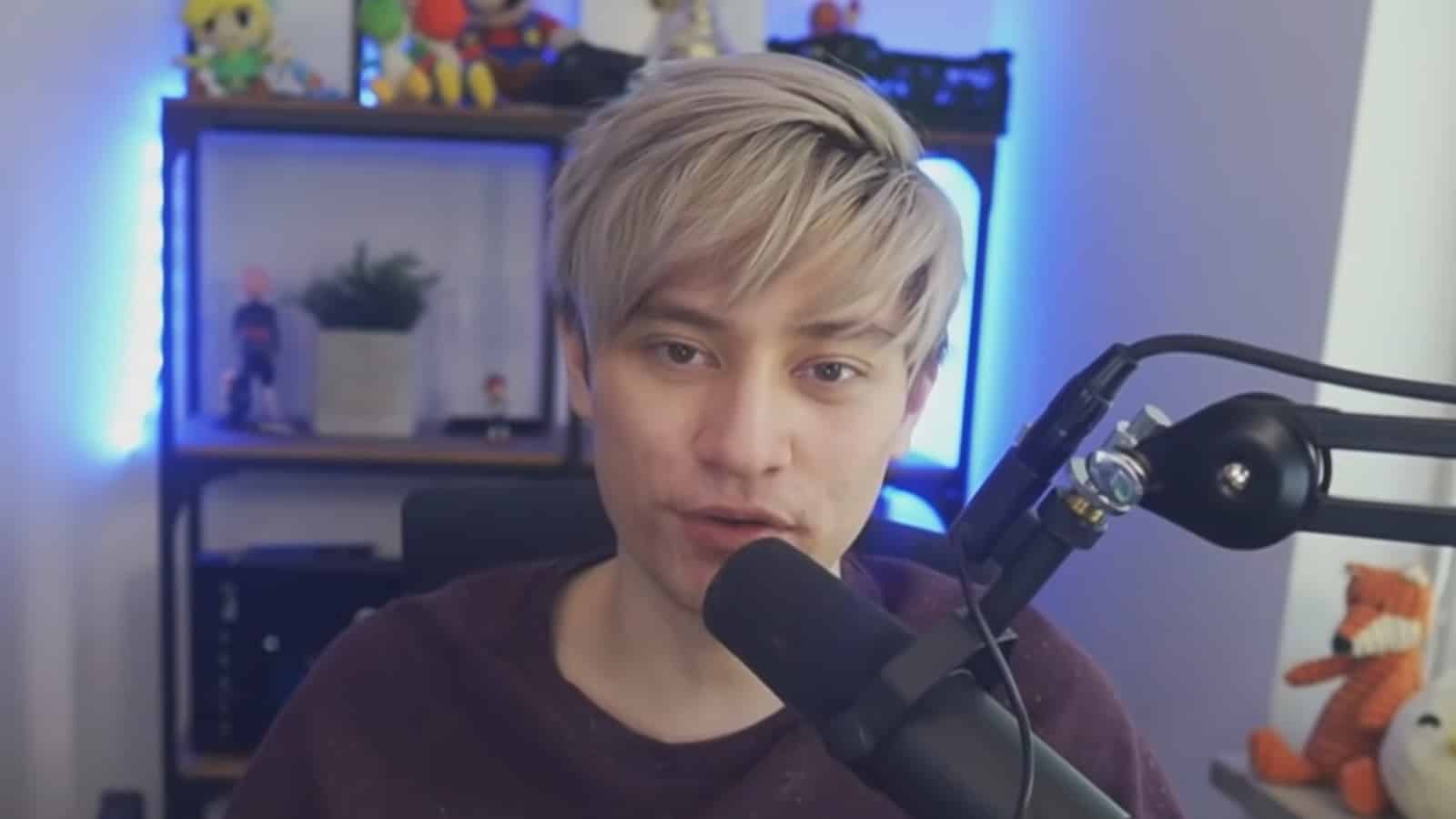 Leffen talking directly to the camera.