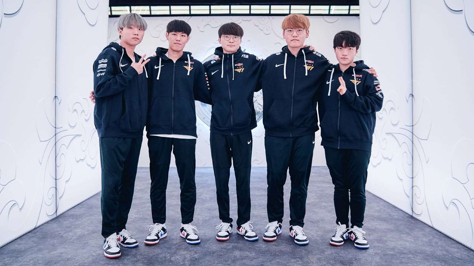T1 group shot at Worlds 2021