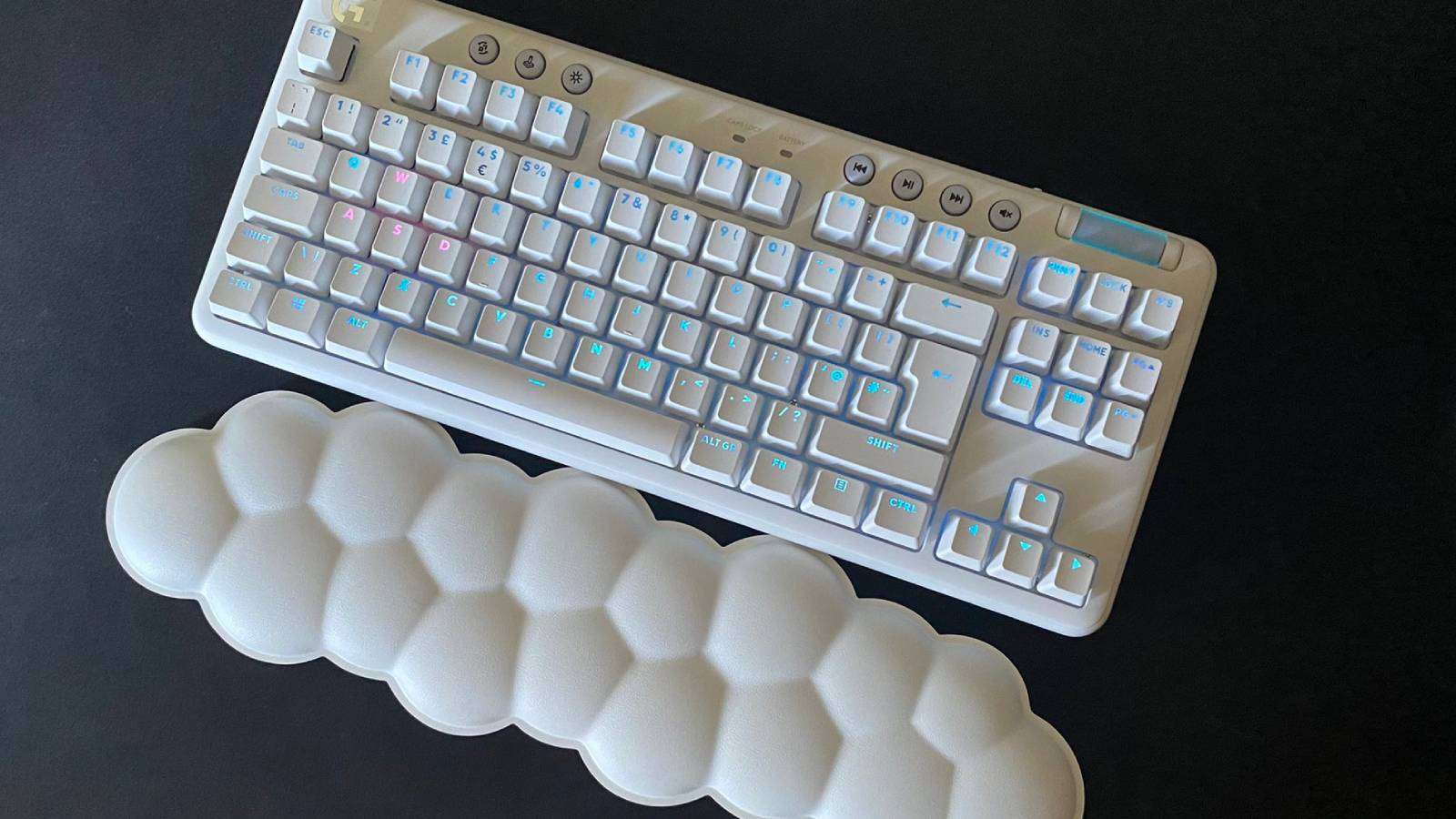 G715 keyboard with wrist pad