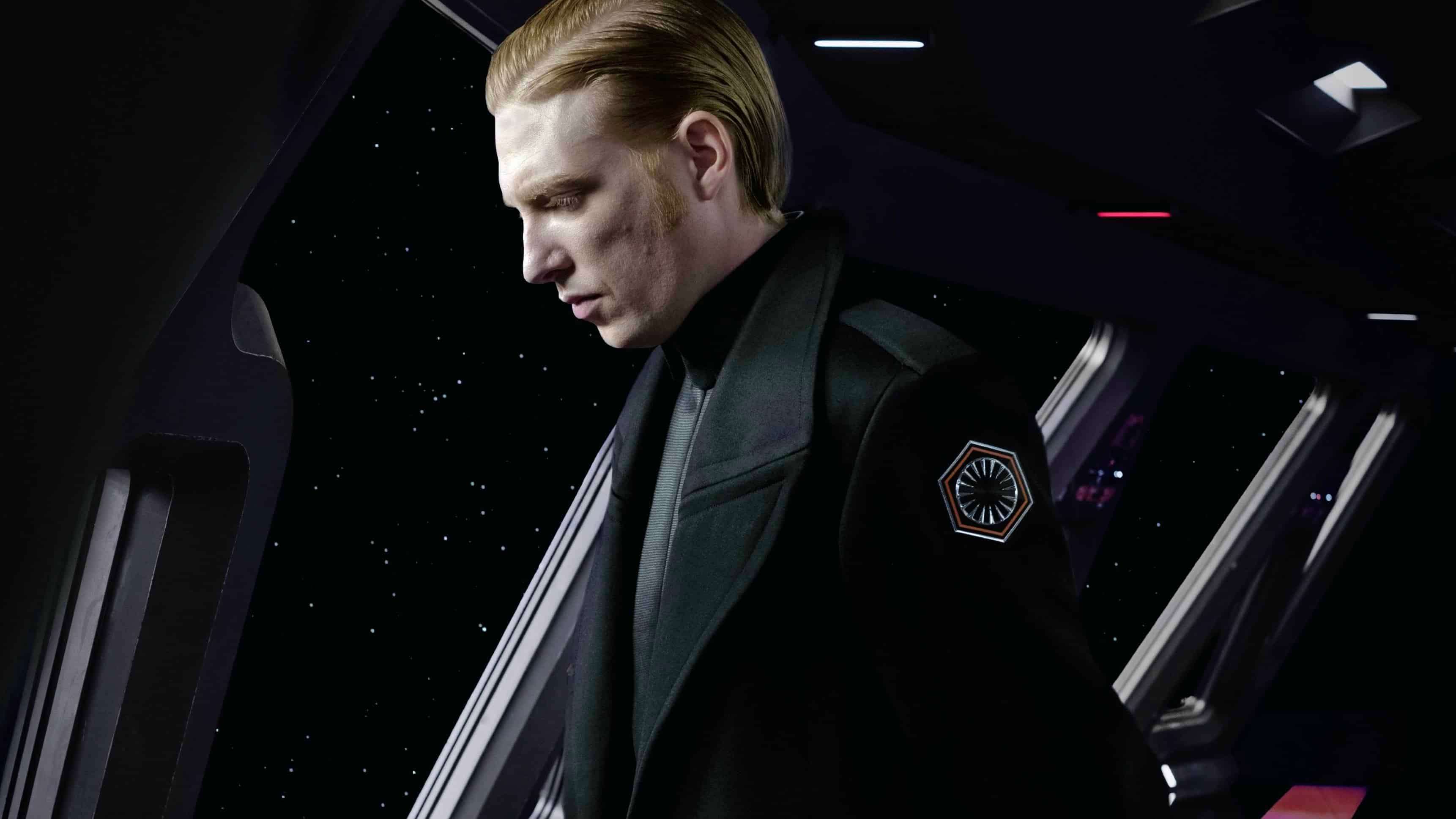 domhnall-gleeson-as-general-hux-in-the-last-jedi