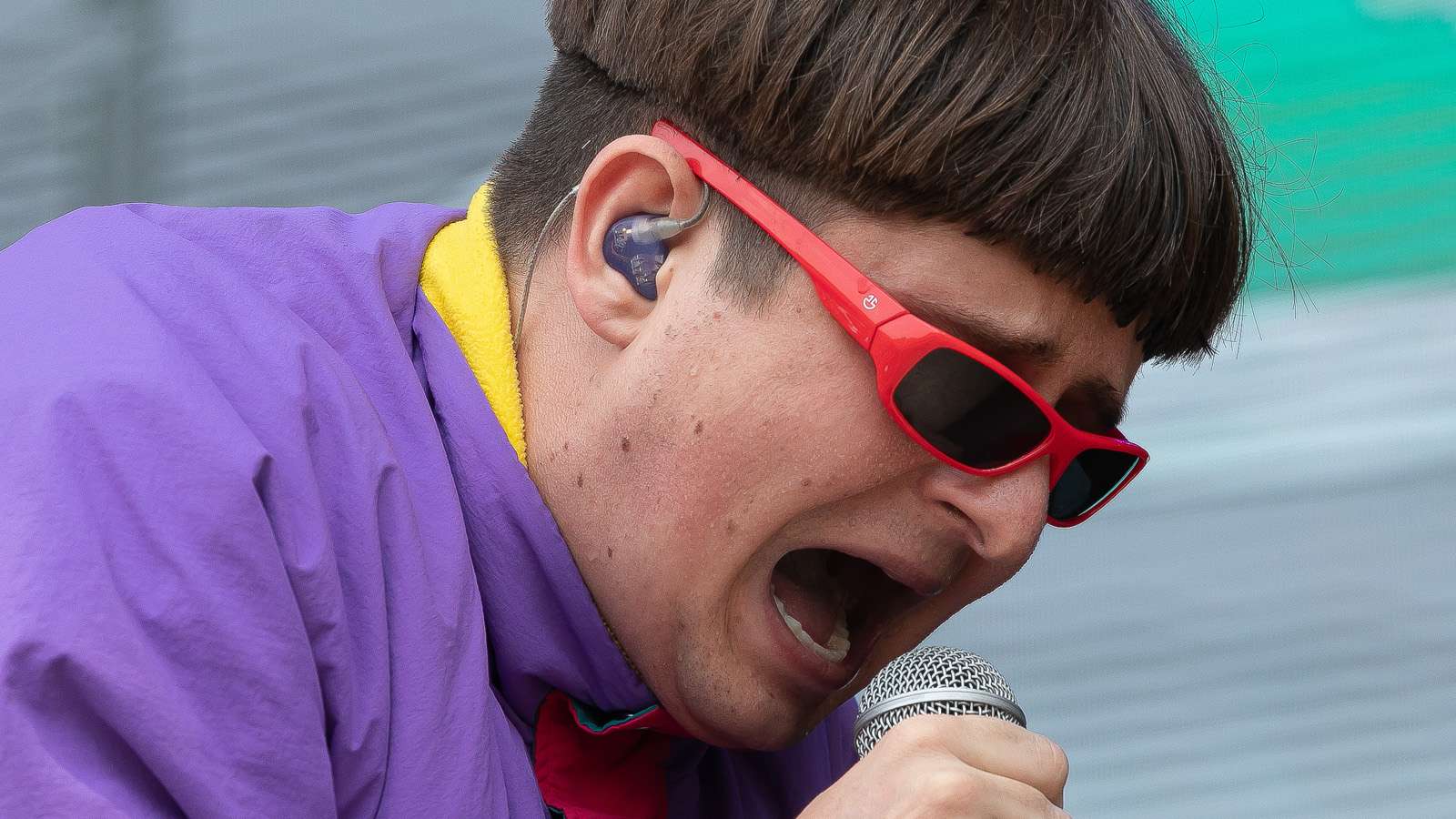 Oliver Tree screaming into the mic