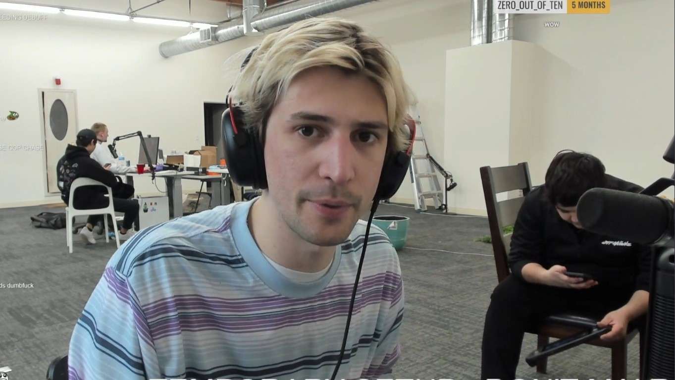 xQc in streaming in Offbrand's office