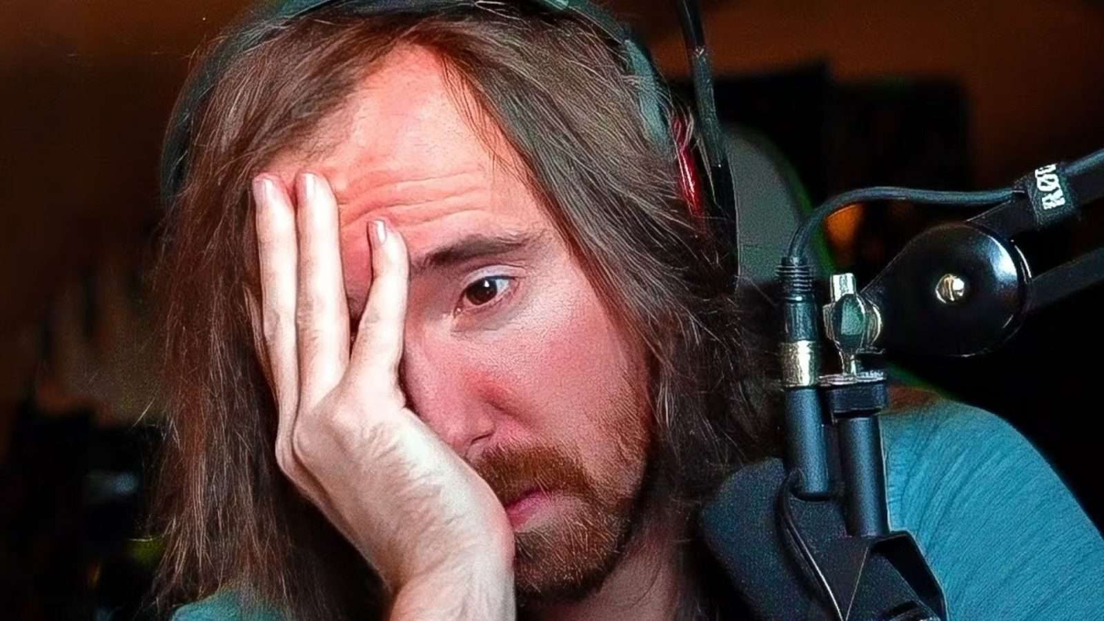 asmongold holding face