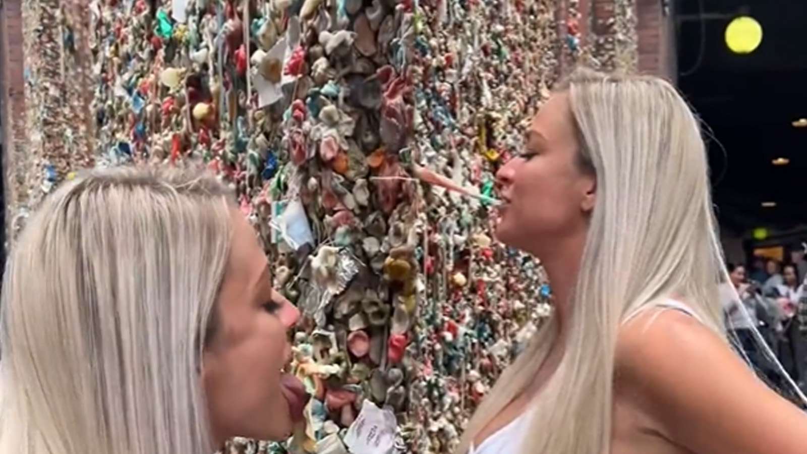 Twitch streamer xoAeriel goes viral for licking Seattle gum wall