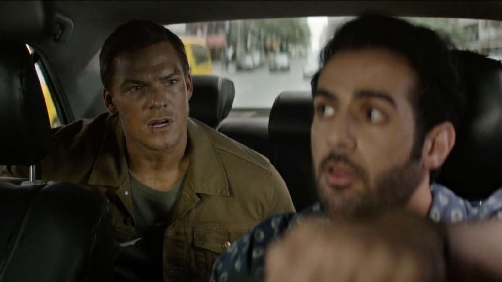 Alan Ritchson in Reacher Season 1 speaking to taxi driver.