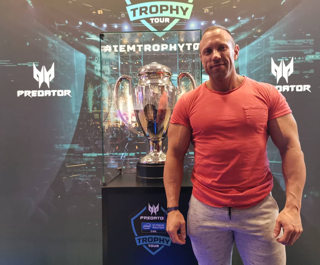 Knut posting in front of IEM trophy