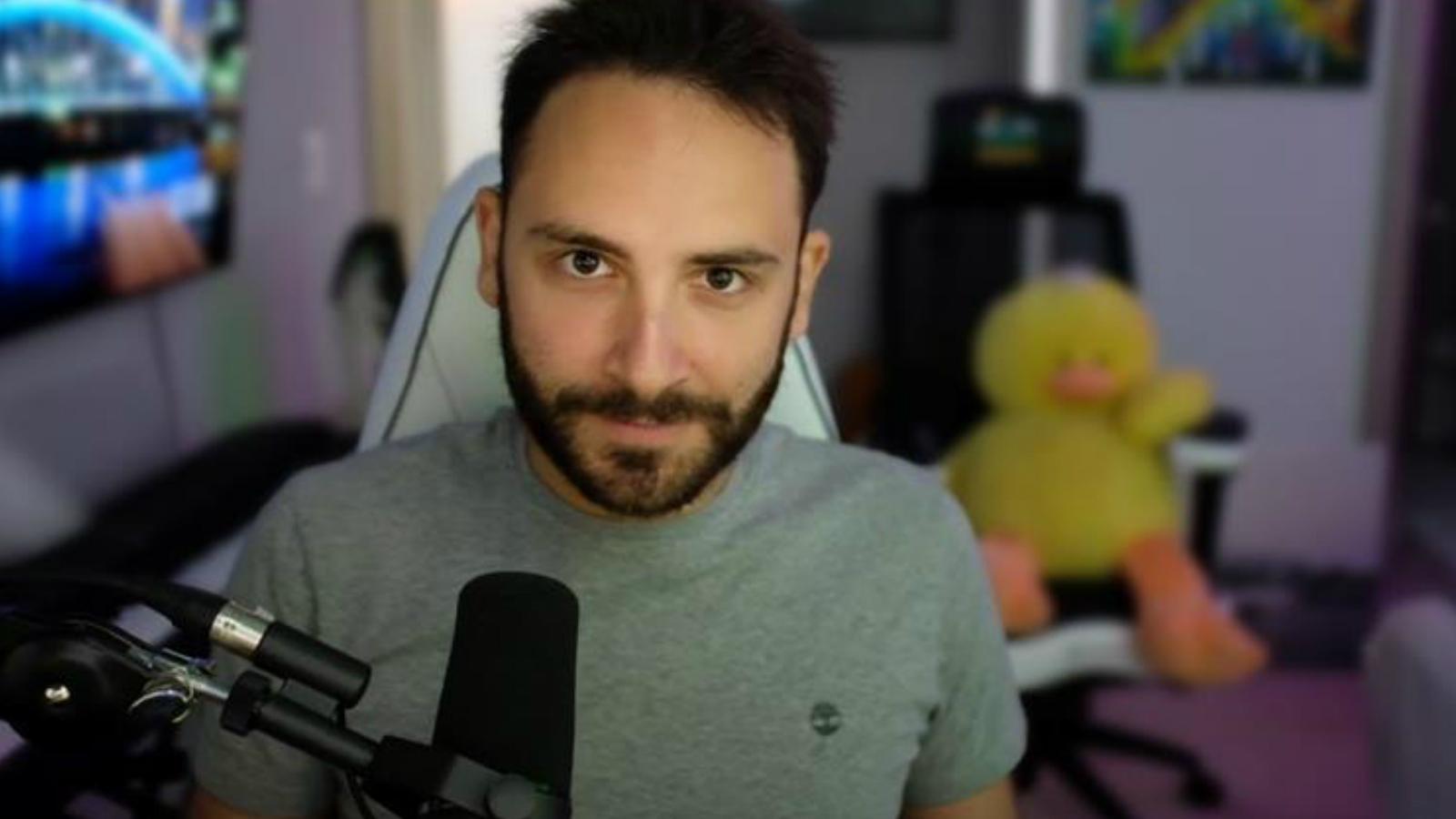reckful looking into the camera