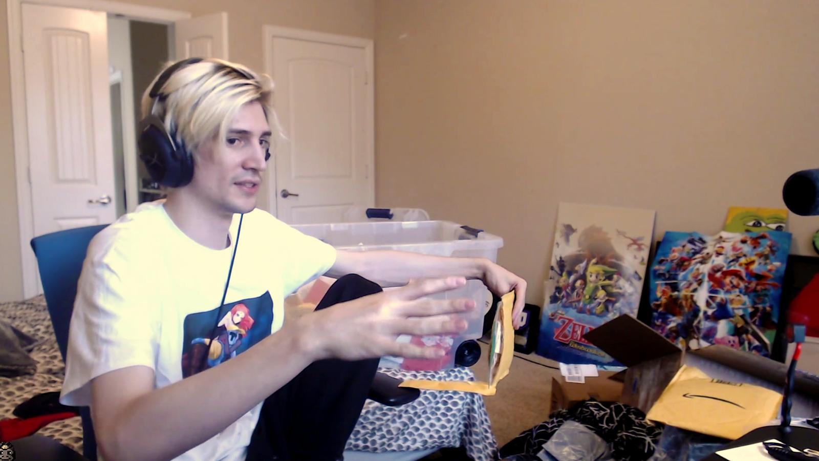 xQc opening fan mail on Twitch stream