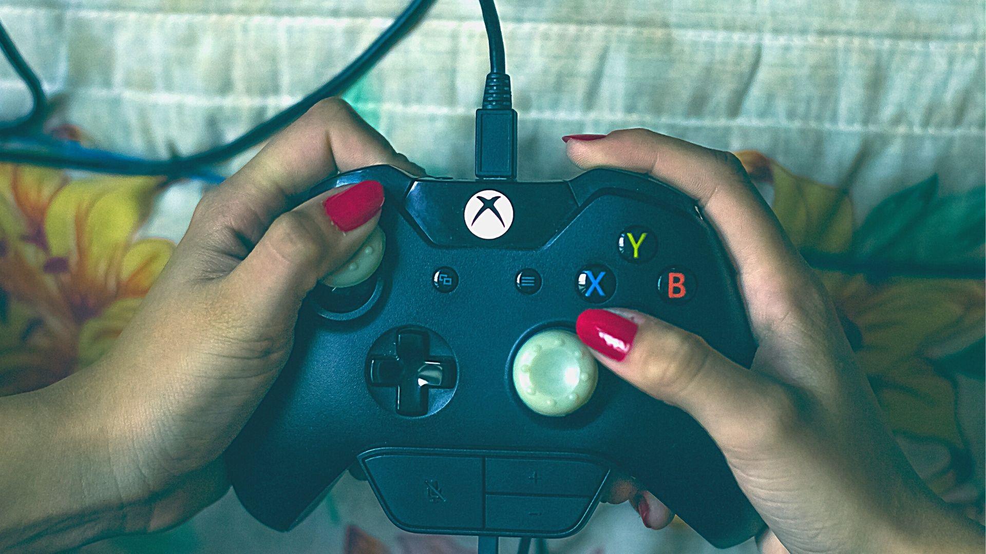 female gamer pexels bruno henrique