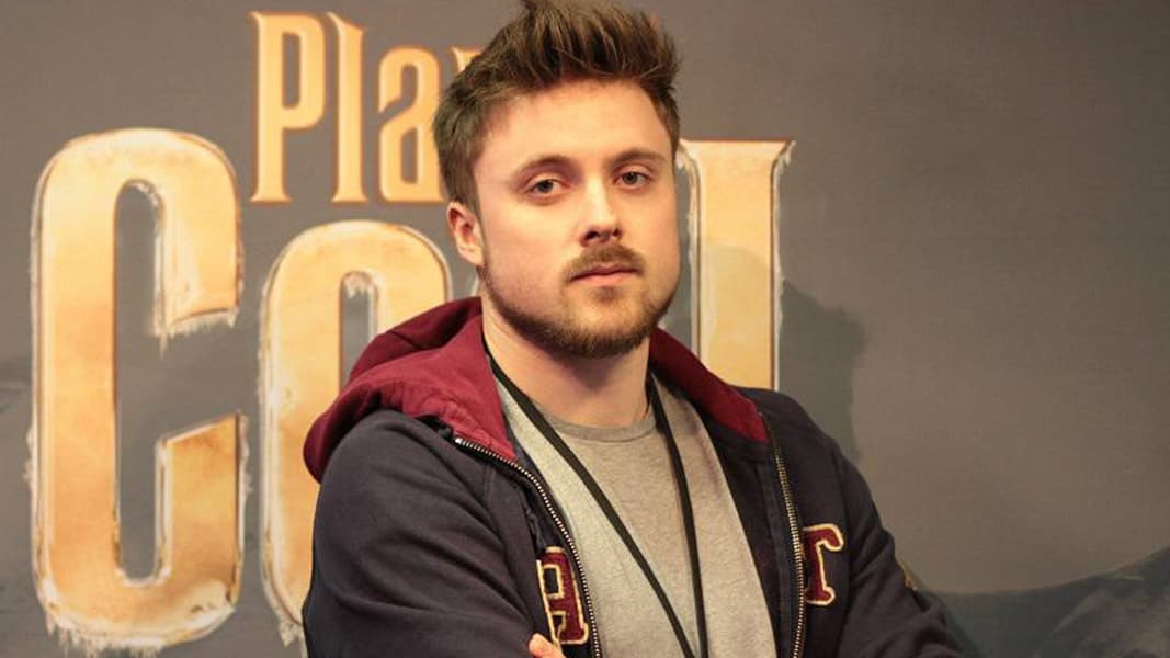 Forsen posing at event