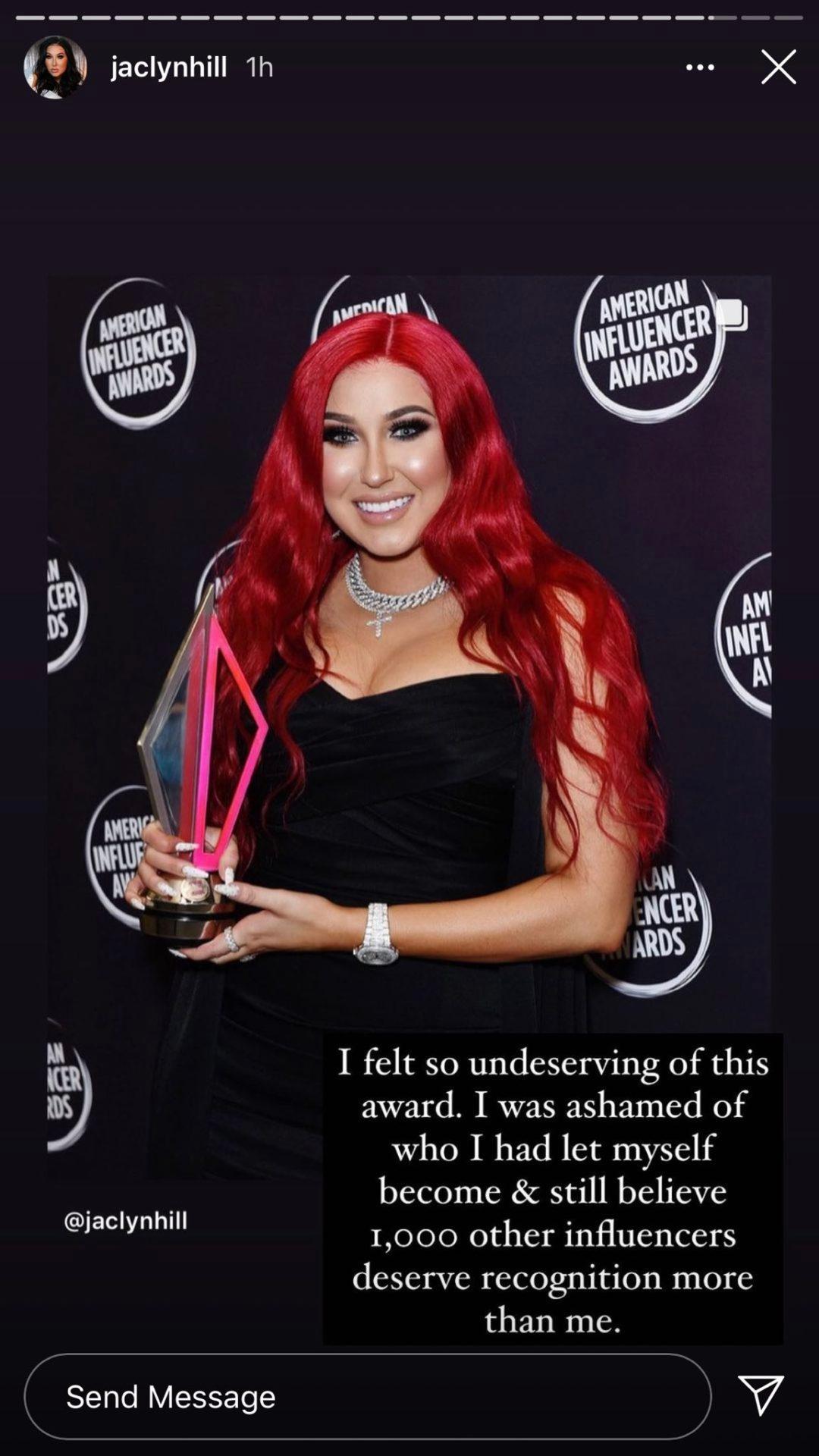 Jaclyn Hill poses with her trophy at the Influencer Awards.