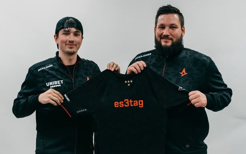 es3tag holding Astralis jersey with Zonic