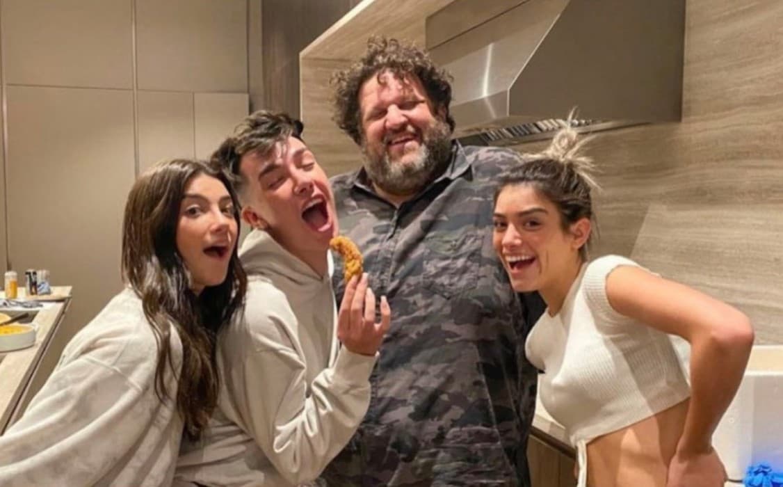 The D'Amelio sisters, James Charles, and Chef Aaron May pose for a picture