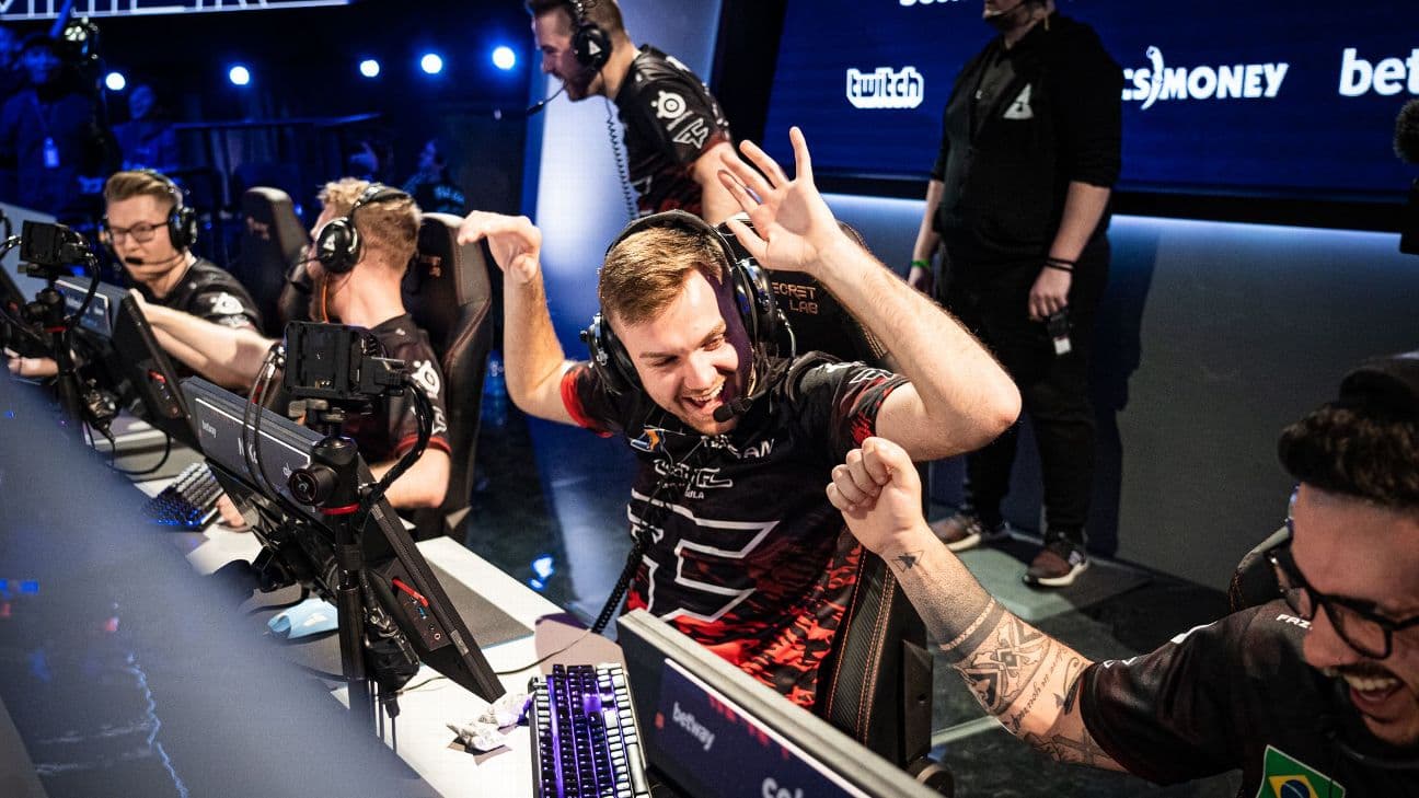 NiKo competing for FaZe Clan during BLAST Premier event.