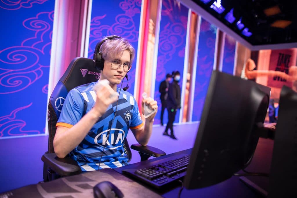 Finn playing for Rogue at Worlds 2020