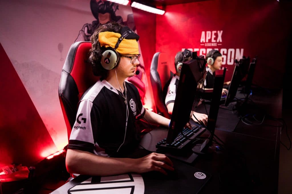 Albralelie playing for TSM in Apex Legends