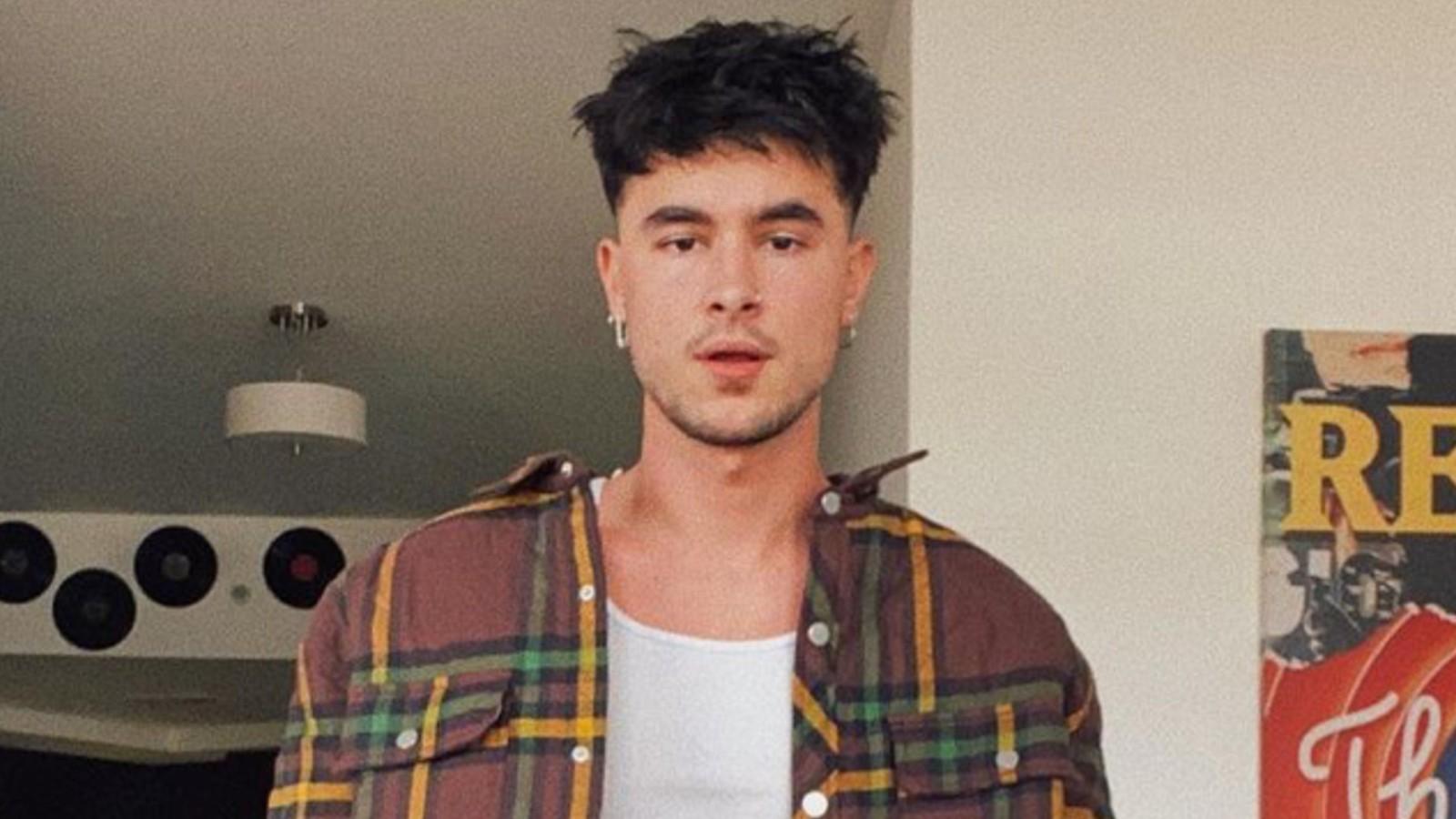 Kian Lawley poses in an Instagram picture