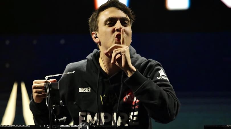 Clayster playing Call of Duty on stage