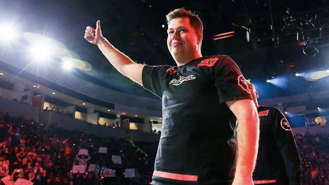 Karrigan giving a thumbs up to the Eleague crowd in Boston
