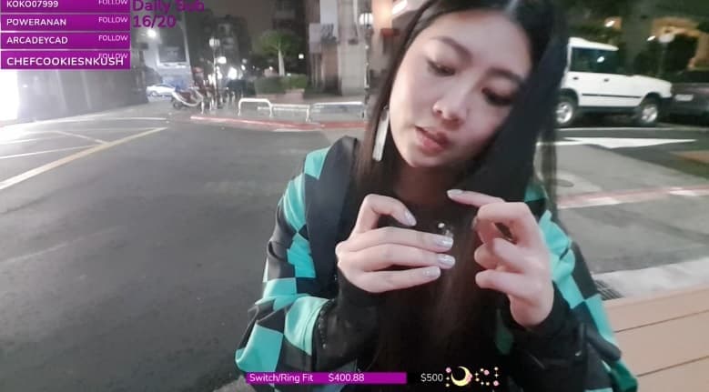 babyhsu888 takes gum out of her hair during stream