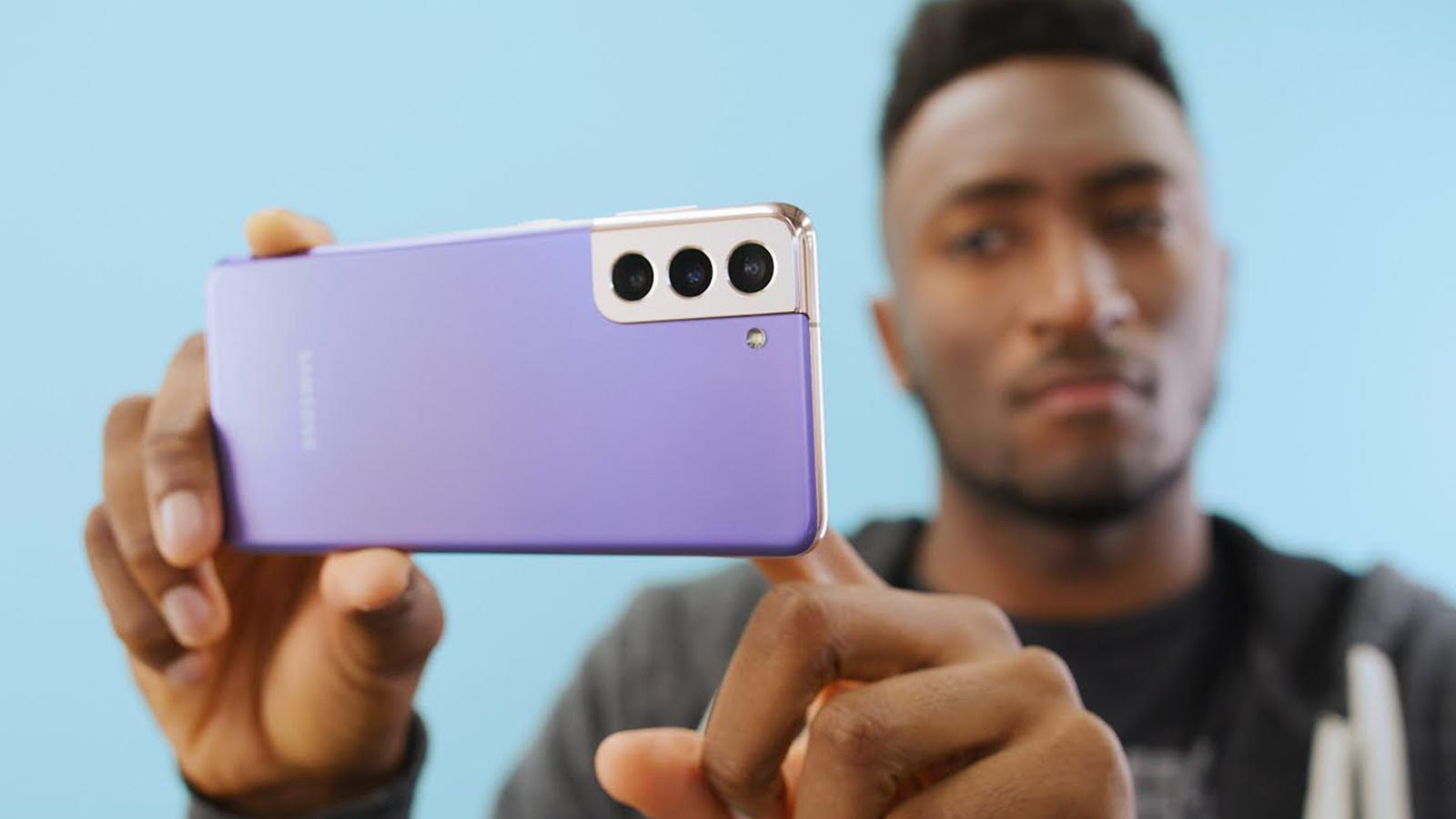 MKBHD reviewing Samsung S21