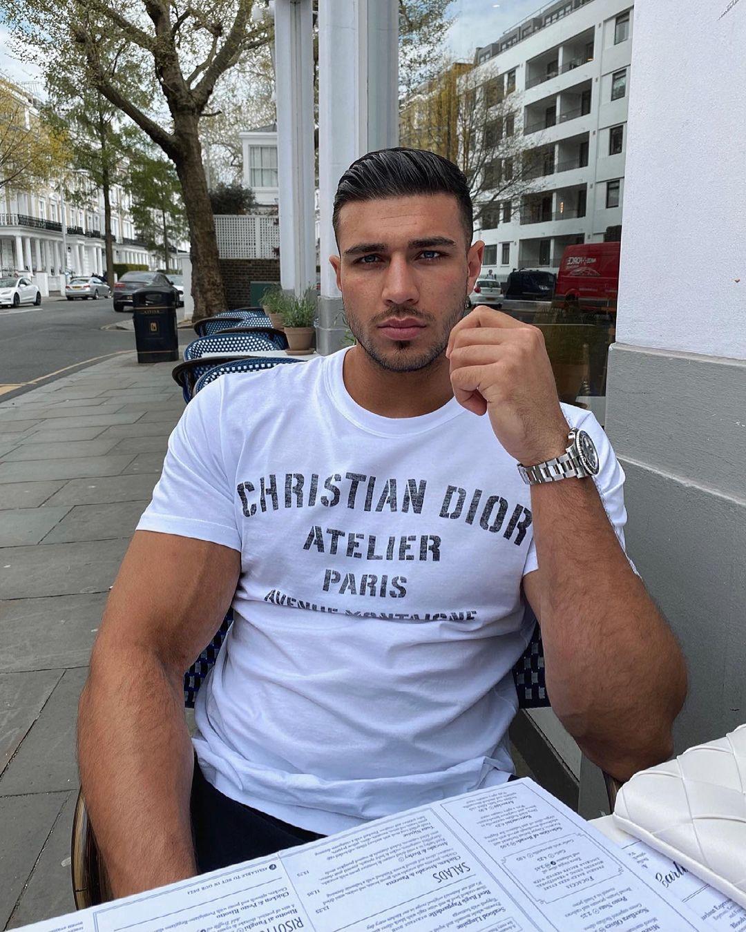Tommy Fury eats at a restaurant