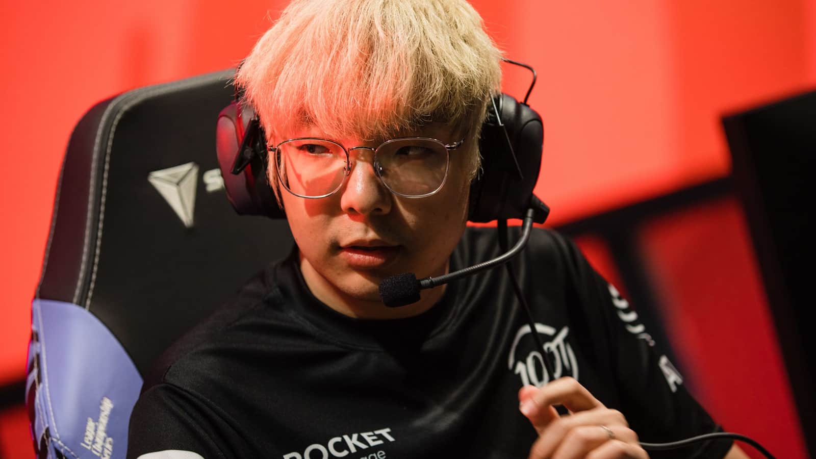 Huhi playing on stage for 100 Thieves in LCS Los Angeles studio Summer 2021 split.