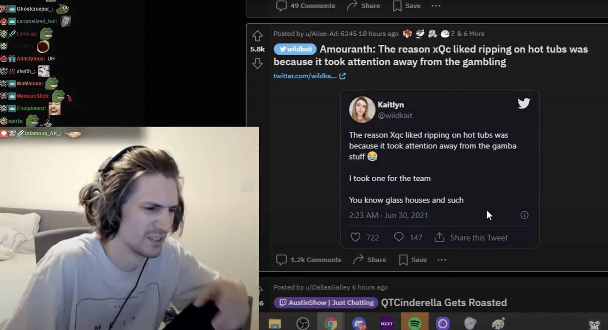 xQc reading Amouranth tweet during Twitch stream
