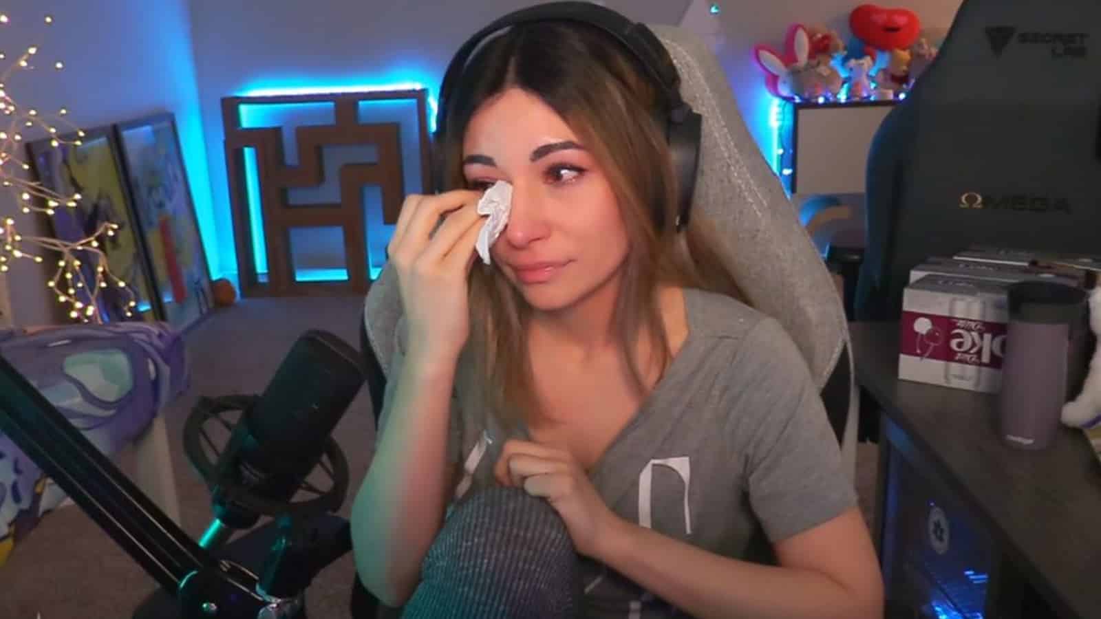 Alinity bursts into tears and apologizes after Twitch backlash for calling waiter "racist"