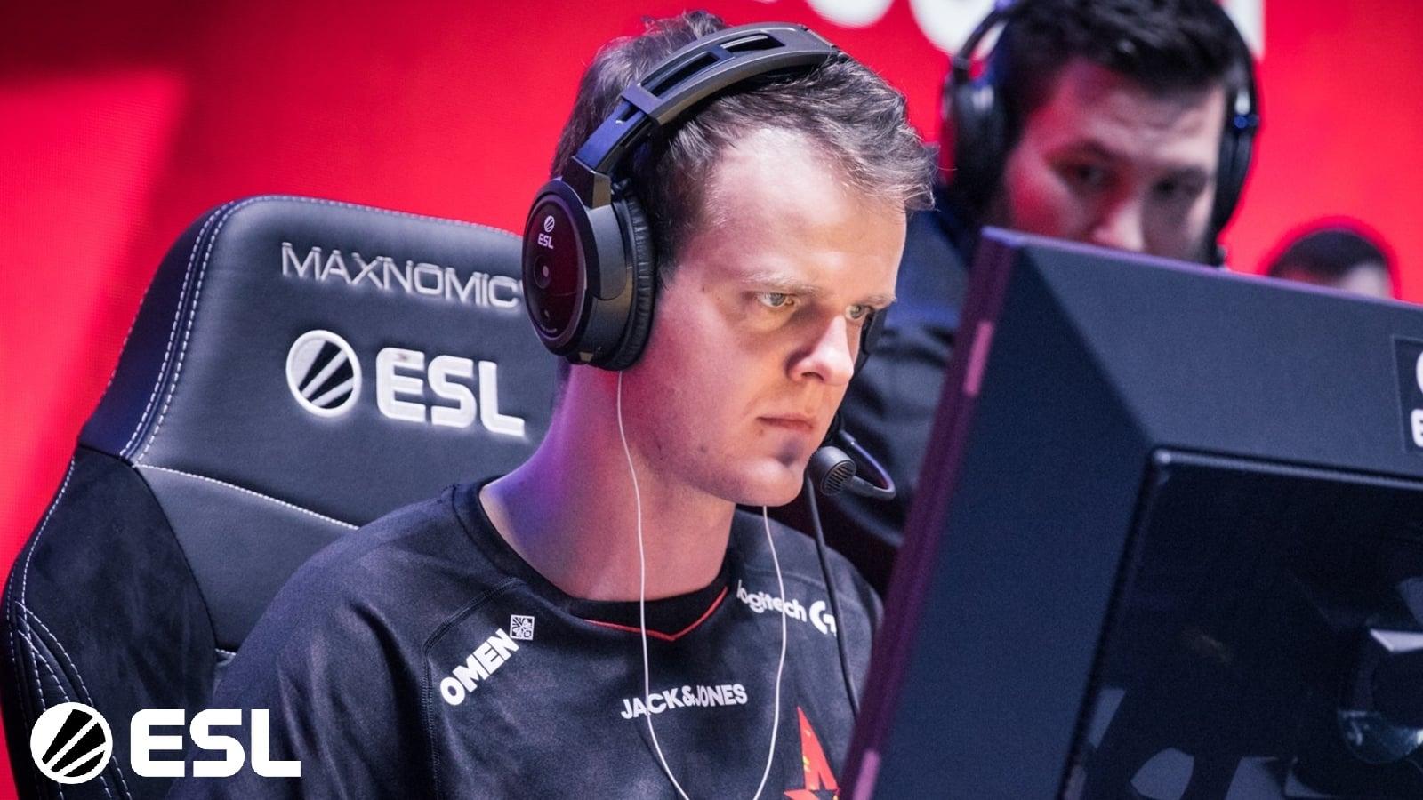 xyp9x playing csgo with Astralis