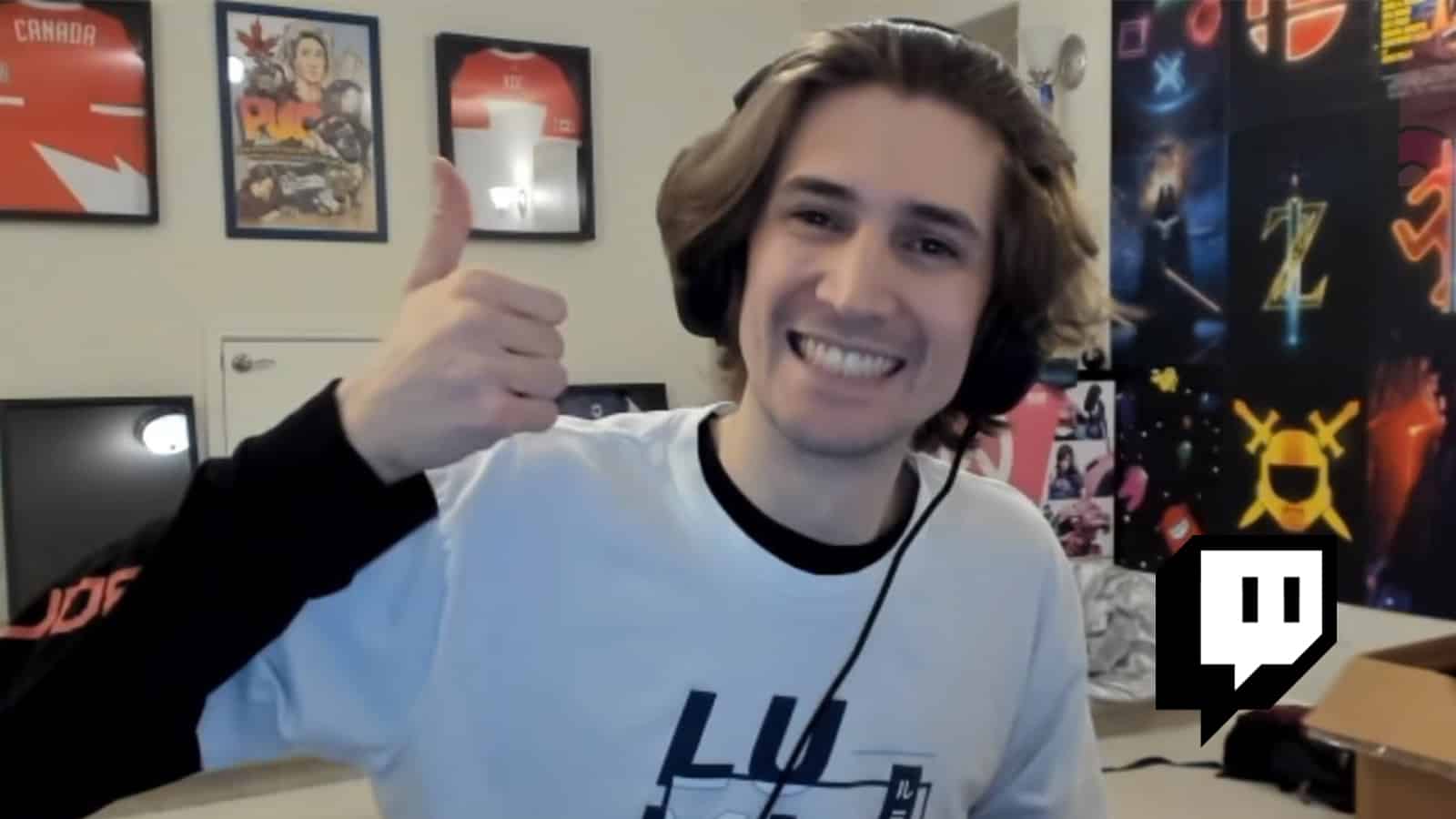 xqc thumbs up smile