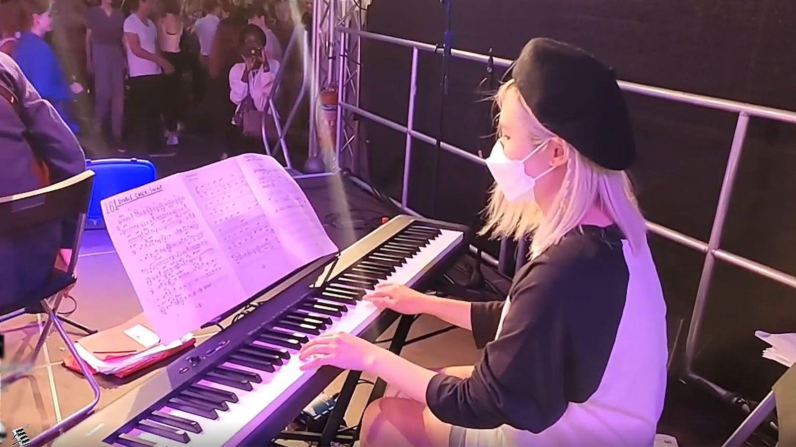 HAchubby stuns crowd with piano skills