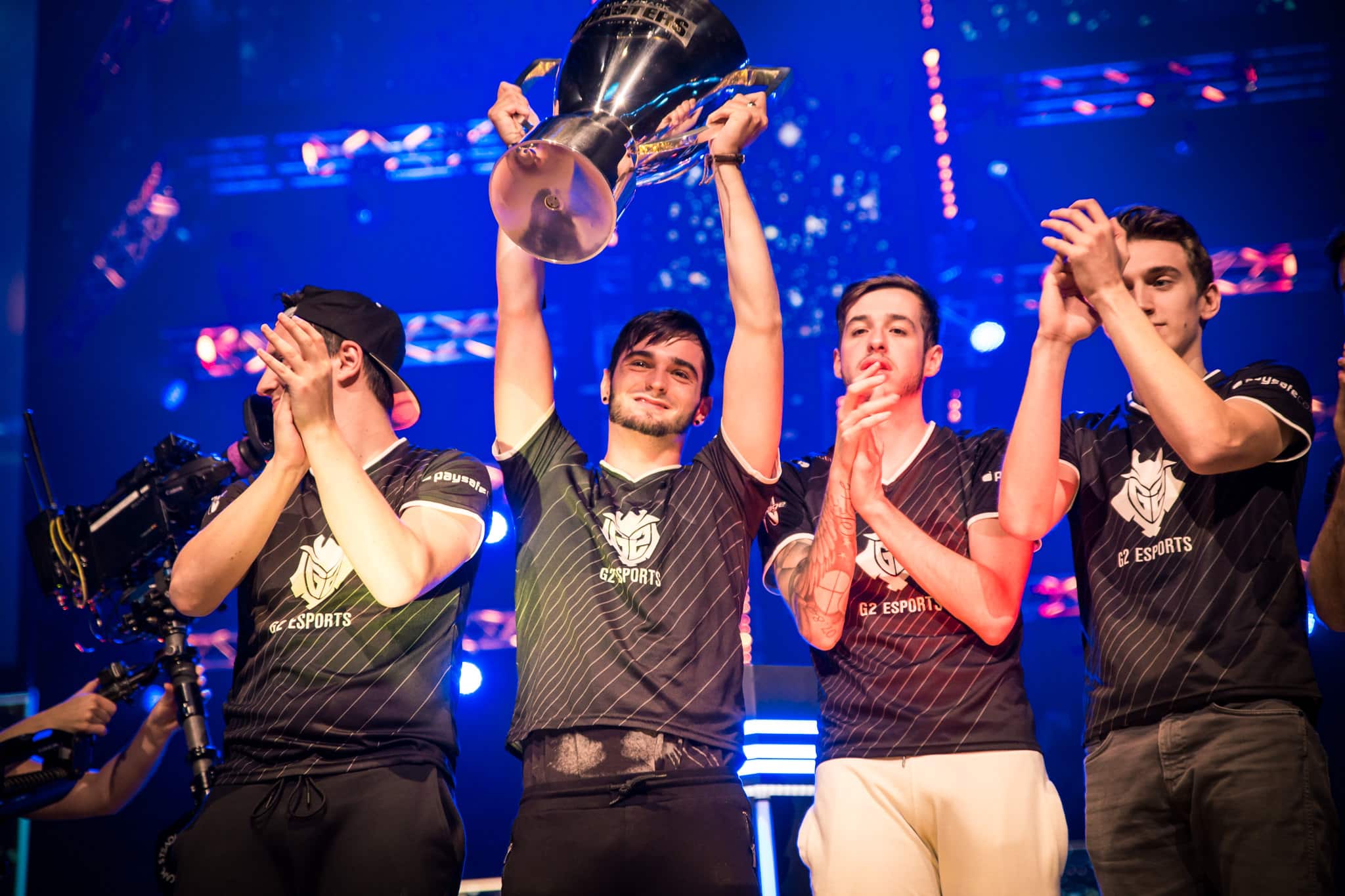 G2 lifting the trophy at DreamHack Masters Malmo 2017