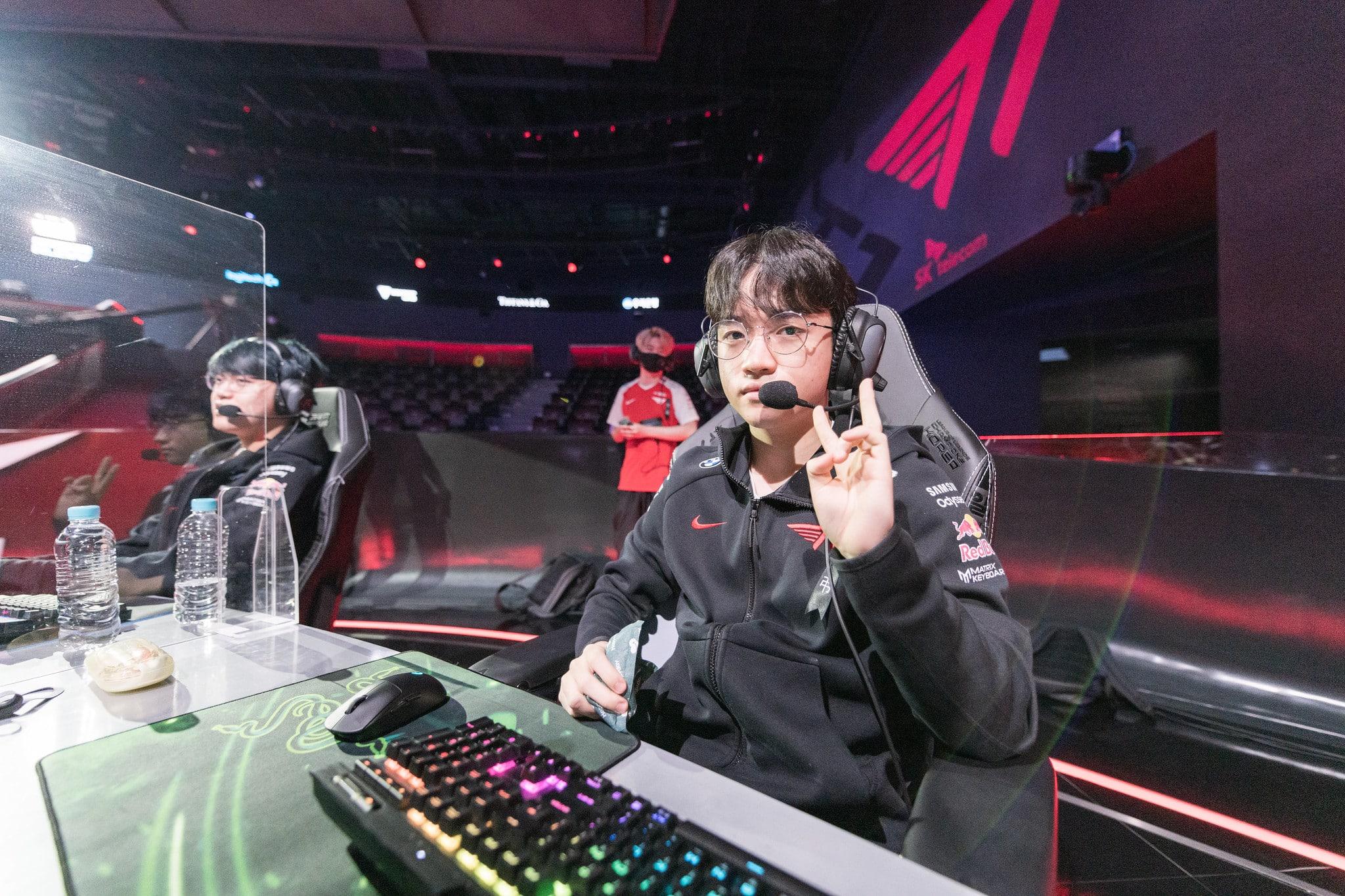 T1 Keria putting up peace sign in LCK Summer 2021