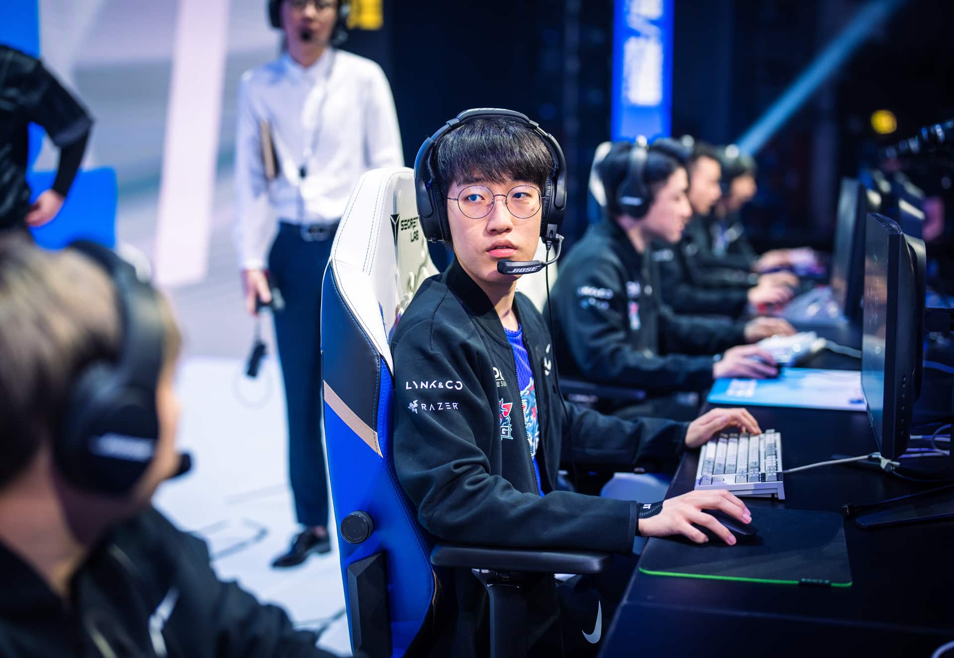 Tarzan playing League of Legends at Worlds 2021 for LNG Esports
