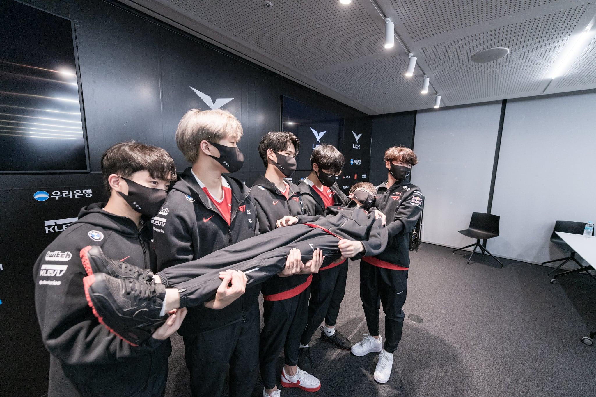 T1 carrying Faker at LCK Summer 2021