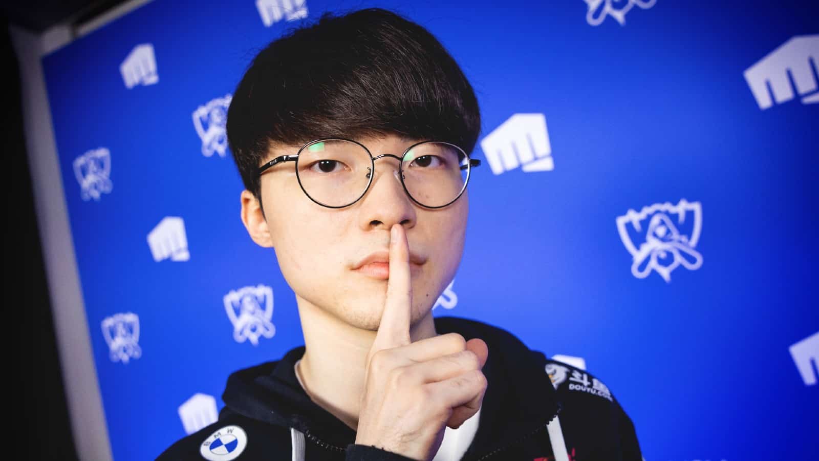 Faker poses at Worlds 2021