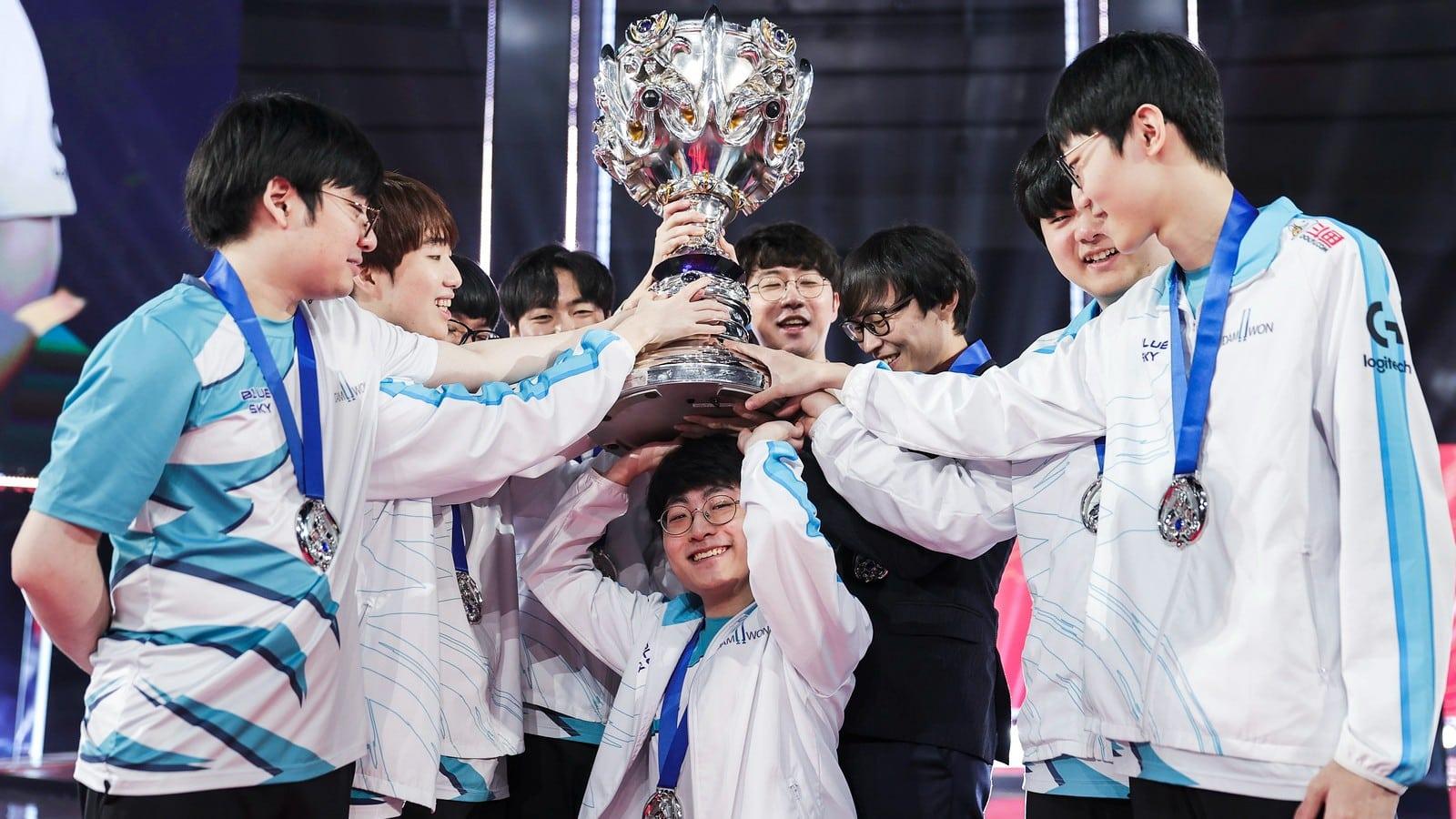 DWG lift the trophy at Worlds 2020