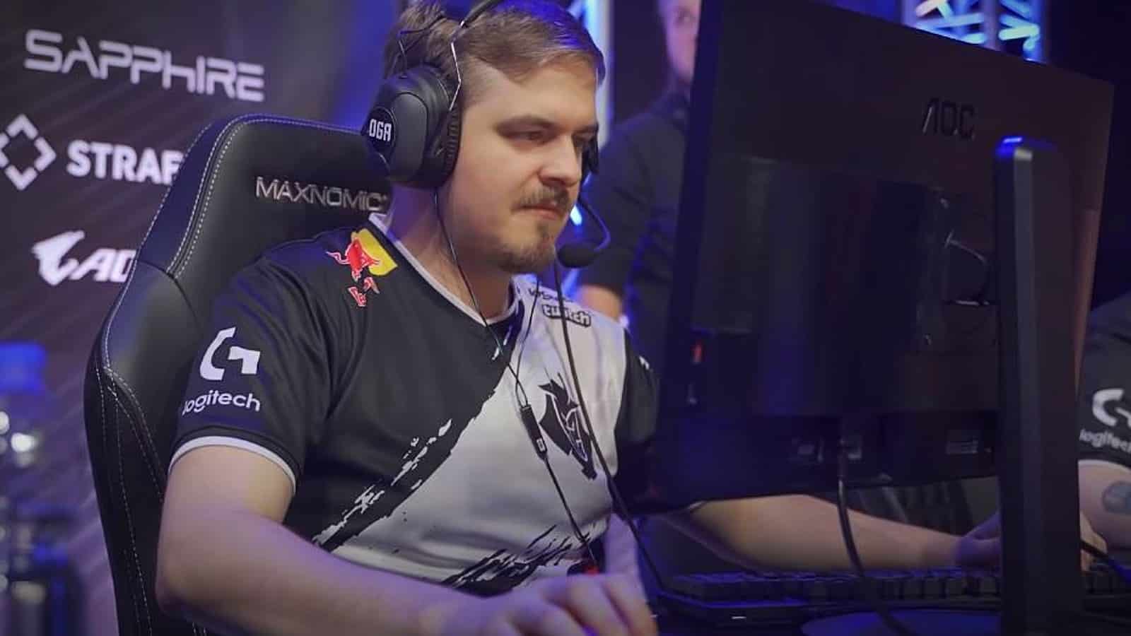 R6 player Fabian competing at an event