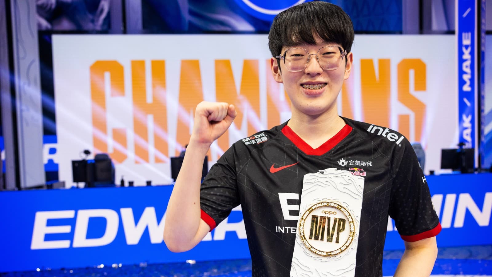EDG's Scout with the Worlds MVP trophy