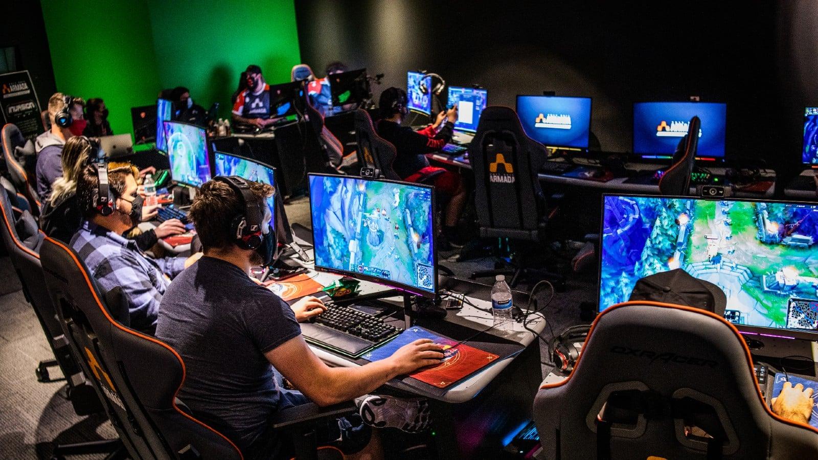 Image of competitors at a Red Bull Solo Q qualifier